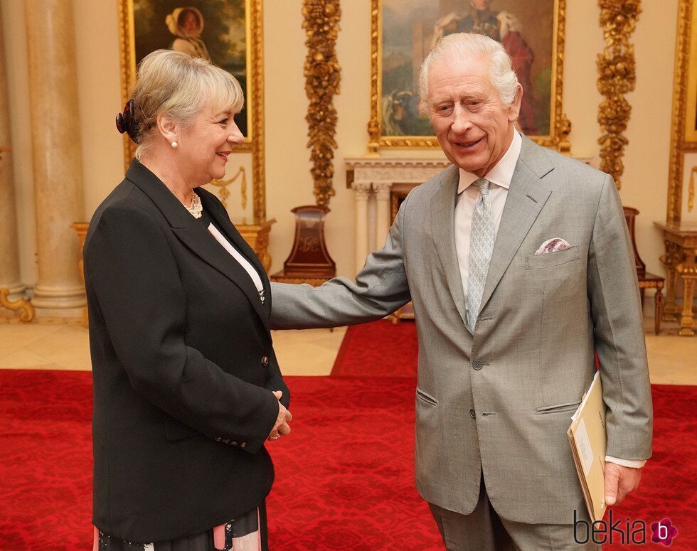 El Rey Carlos III, muy animado en un acto oficial en Buckingham Palace