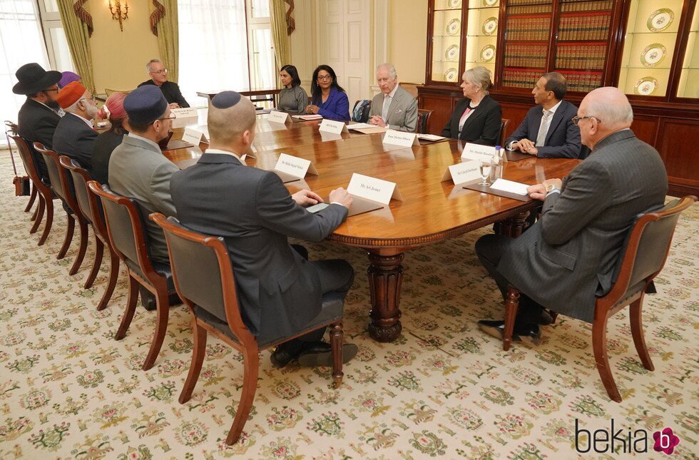 El Rey Carlos III en una reunión con líderes comunitarios y religiosos