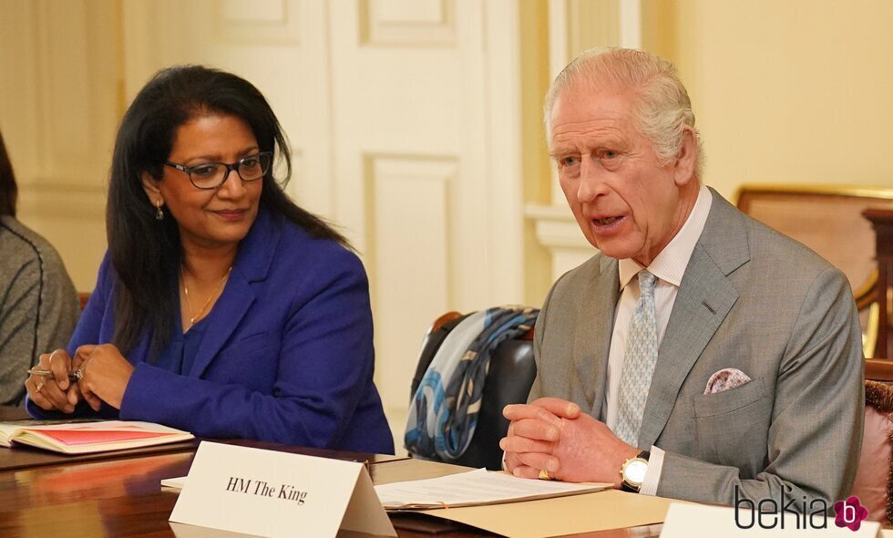 El Rey Carlos III durante su intervención en una reunión con líderes comunitarios y religiosos