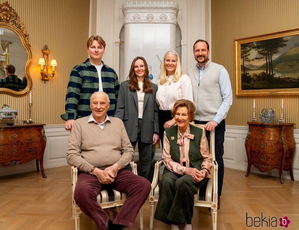 Harald y Sonia de Noruega, Haakon y Mette-Marit de Noruega y sus hijos en un posado por Pascua