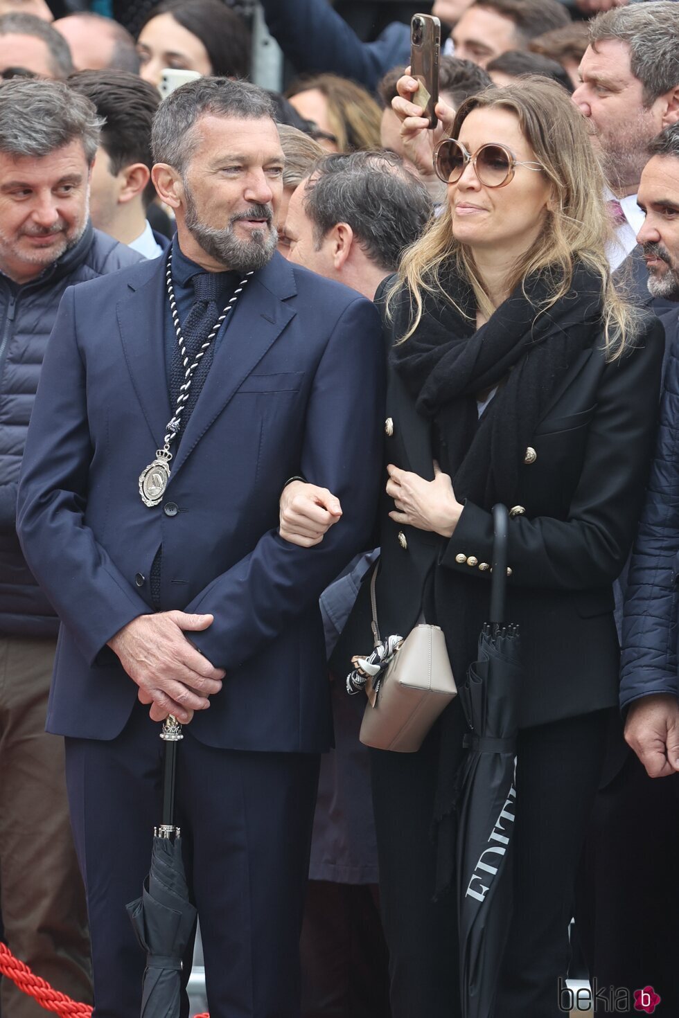 Antonio Banderas y Nicole Kimpel en la procesión del Cristo de Mena en la Semana Santa de Málaga 2024