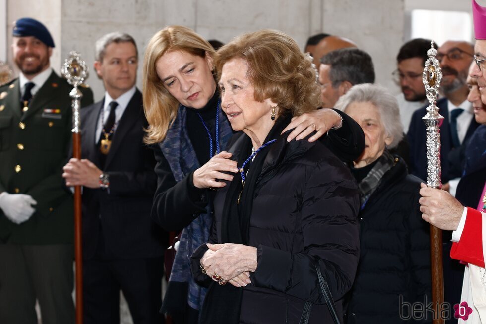 La Infanta Cristina, muy pendiente de la Reina Sofía en la procesión del Cristo de los Alabaderos en Madrid