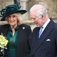 El Rey Carlos III, muy sonriente junto a la Reina Camilla en la Misa de Pascua 2024