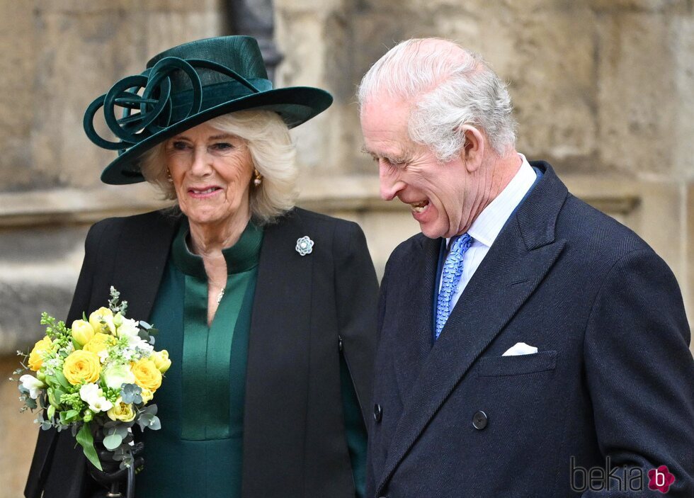 El Rey Carlos III, muy sonriente junto a la Reina Camilla en la Misa de Pascua 2024