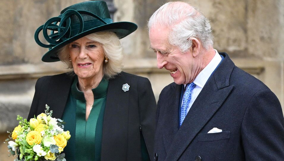 El Rey Carlos III, muy sonriente junto a la Reina Camilla en la Misa de Pascua 2024