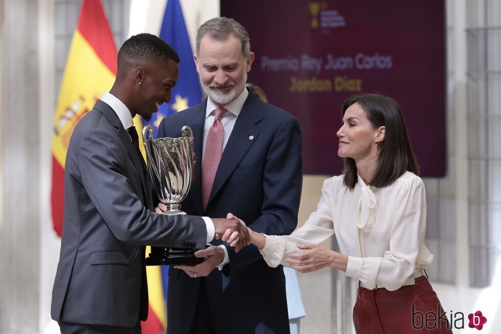 Los Reyes Felipe y Letizia entregan el Premio Rey Juan Carlos a Jordan Díaz en los Premios Nacionales del Deporte 2022