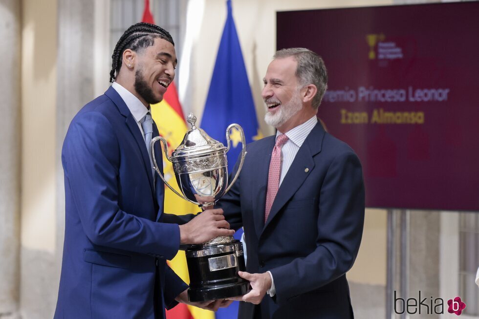 El Rey Felipe VI entrega el Premio Princesa Leonor a Izan Almansa en los Premios Nacionales del Deporte 2022