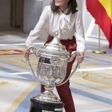 La Reina Letizia tratando de levantar el trofeo del Premio Infanta Sofía en los Premios Nacionales del Deporte 2022