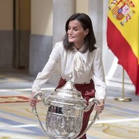 La Reina Letizia tratando de levantar el trofeo del Premio Infanta Sofía en los Premios Nacionales del Deporte 2022