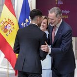 El Rey Felipe VI felicita a Carlos Alcaraz por el Premio Rey Felipe en los Premios Nacionales del Deporte 2022