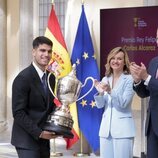 Los Reyes Felipe y Letizia aplauden a Carlos Alcaraz tras entregarle el Premio Rey Felipe en los Premios Nacionales del Deporte 2022