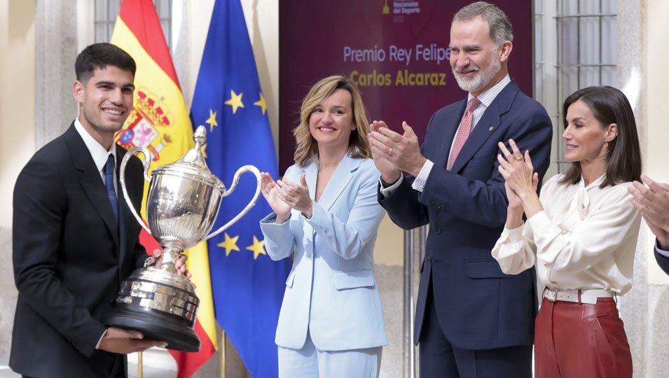 Los Reyes Felipe y Letizia aplauden a Carlos Alcaraz tras entregarle el Premio Rey Felipe en los Premios Nacionales del Deporte 2022