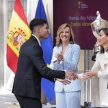 La Reina Letizia saluda a Carlos Alcaraz en la entrega de los Premios Nacionales del Deporte 2022