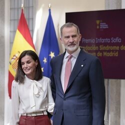 Los Reyes Felipe y Letizia, agarrados por la cintura en los Premios Nacionales del Deporte 2022