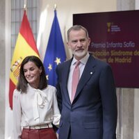 Los Reyes Felipe y Letizia, agarrados por la cintura en los Premios Nacionales del Deporte 2022