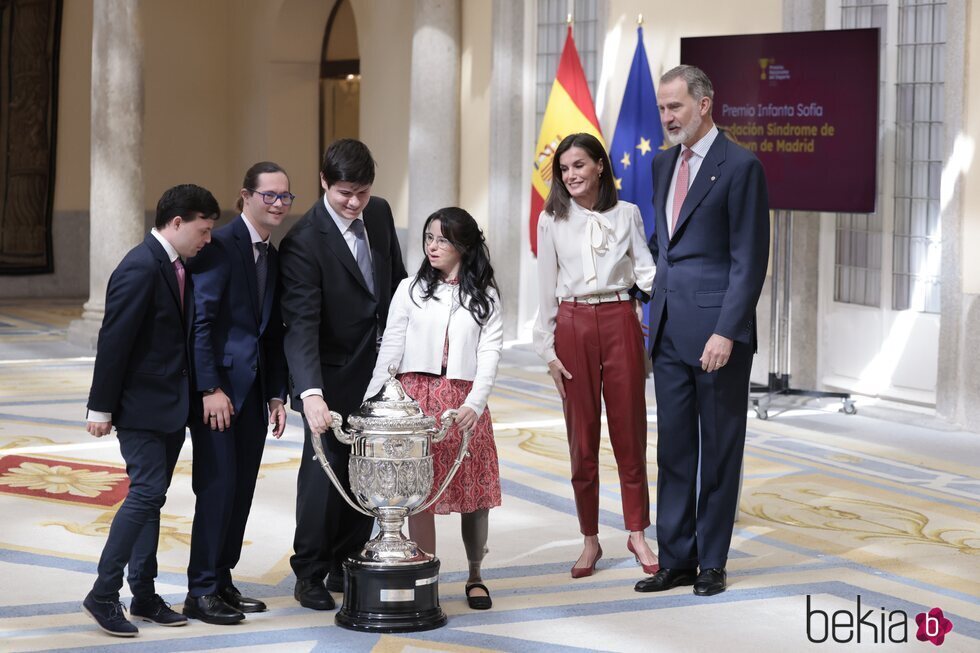 Los Reyes Felipe y Letizia con los ganadores del Premio Infanta Sofía en los Premios Nacionales del Deporte 2022