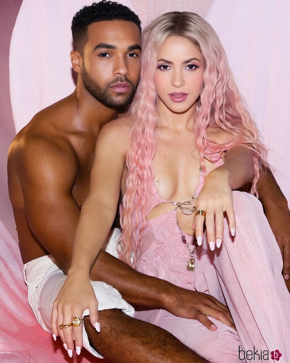 Shakira y Lucien Laviscount en el videoclip de 'Puntería'