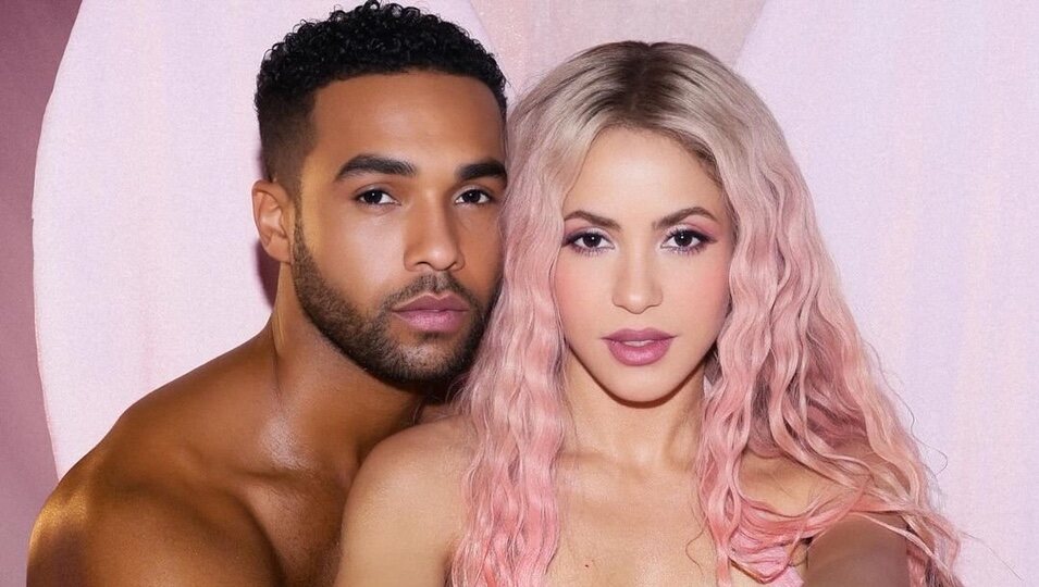 Shakira y Lucien Laviscount en el videoclip de 'Puntería'