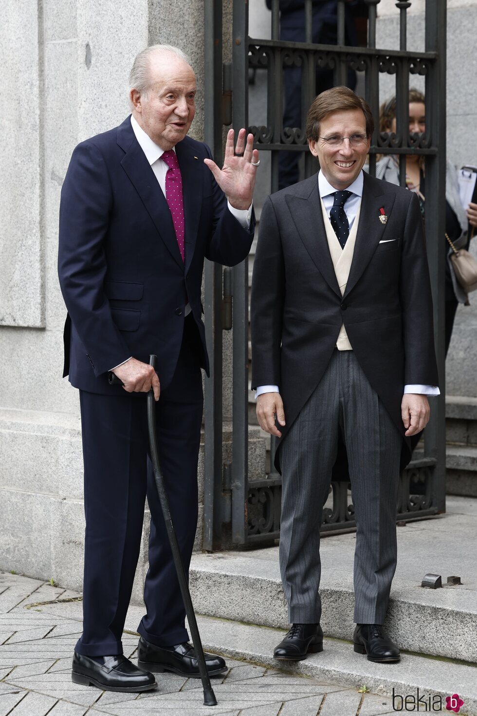 El Rey Juan Carlos junto a José Luis Martínez-Almeida el día de su boda con Teresa Urquijo