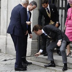 José Luis Martínez-Almeida recoge el bastón al Rey Juan Carlos el día de su boda en presencia de Juan Urquijo