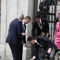 José Luis Martínez-Almeida recoge el bastón al Rey Juan Carlos el día de su boda en presencia de Juan Urquijo