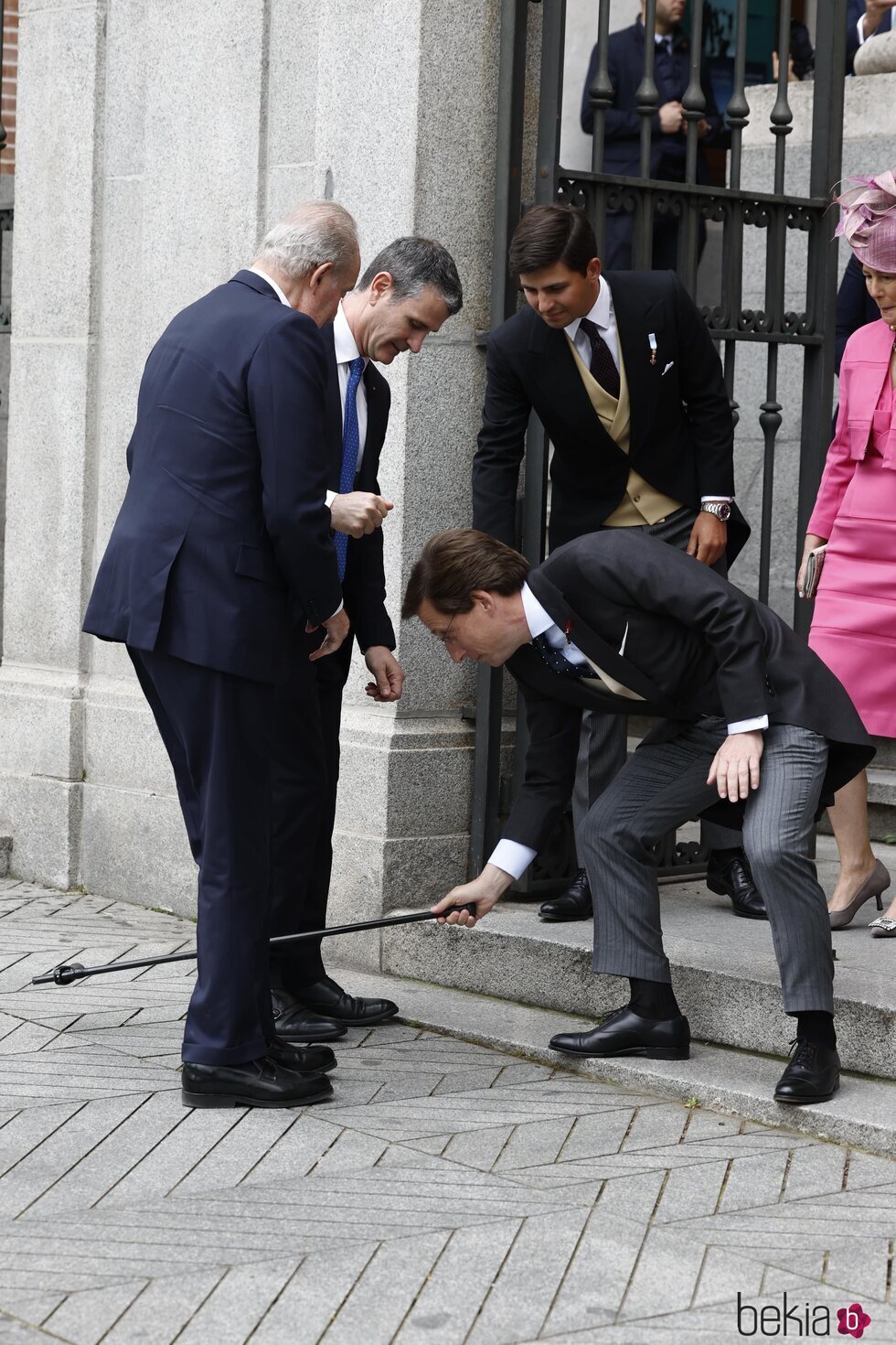 José Luis Martínez-Almeida recoge el bastón al Rey Juan Carlos el día de su boda en presencia de Juan Urquijo