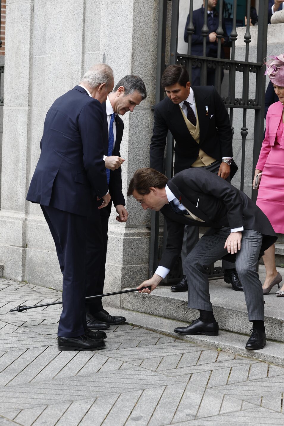 José Luis Martínez-Almeida recoge el bastón al Rey Juan Carlos el día de su boda en presencia de Juan Urquijo