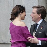 Isabel Diaz Ayuso saludando a José Luis Martínez-Almeida en el día de su boda con Teresa Urquijo