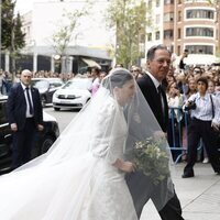 Teresa Urquijo vestida de novia llegando a la boda con Jose Luis Martínez Almeida