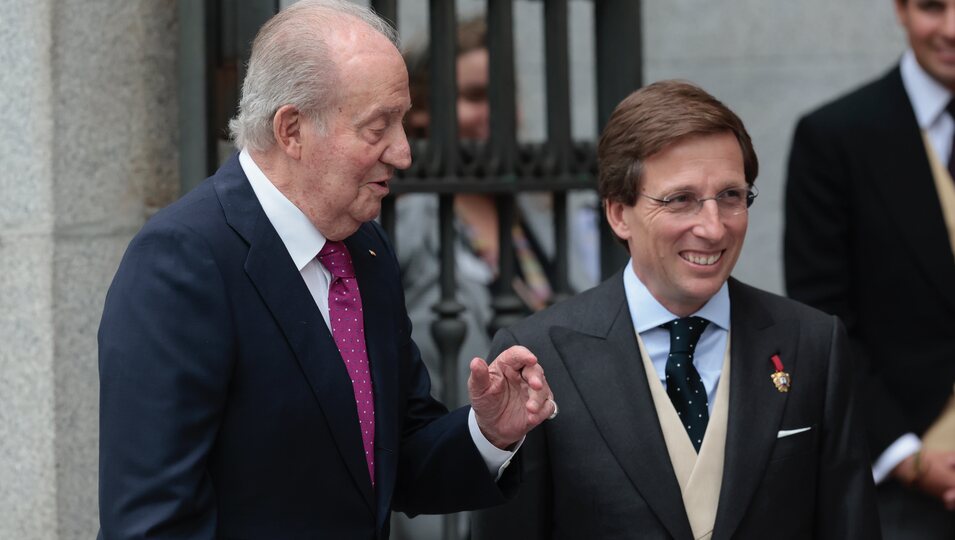 El Rey Juan Carlos posa junto a Almeida en su boda con Teresa Urquijo