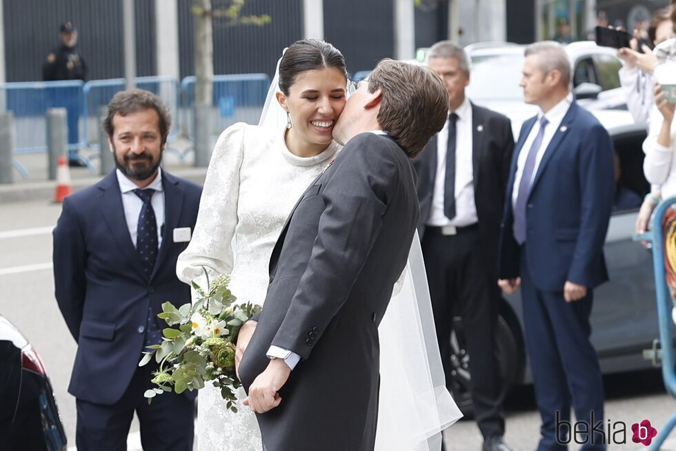 José Luis Martínez-Almeida y Teresa Urquijo se besan tras darse el 'sí, quiero'