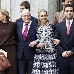 La Infanta Cristina, el Rey Juan Carlos, la Infanta Elena y Froilán en la boda de Almeida y Teresa Urquijo