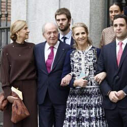 El Rey Juan Carlos posa con las Infantas Elena y Cristina y sus nietos Froilán, Victoria Federica y Juan Urdangarin en la boda de Almeida y Teresa Urquijo