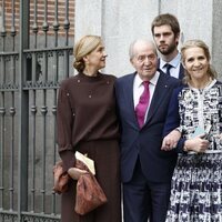 El Rey Juan Carlos posa con las Infantas Elena y Cristina y sus nietos Froilán, Victoria Federica y Juan Urdangarin en la boda de Almeida y Teresa Urquijo