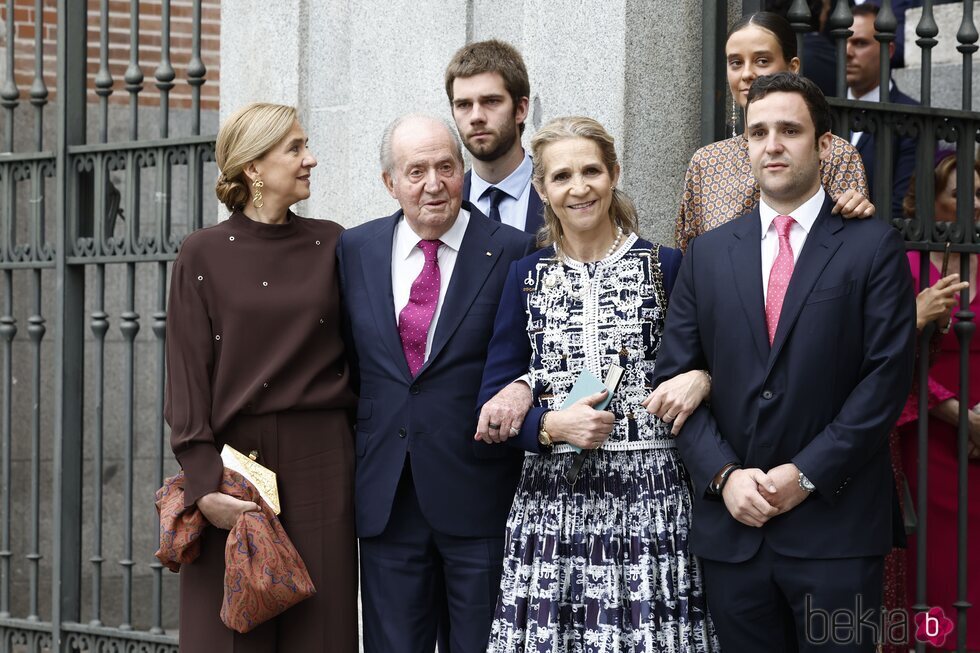 El Rey Juan Carlos posa con las Infantas Elena y Cristina y sus nietos Froilán, Victoria Federica y Juan Urdangarin en la boda de Almeida y Teresa Urquijo