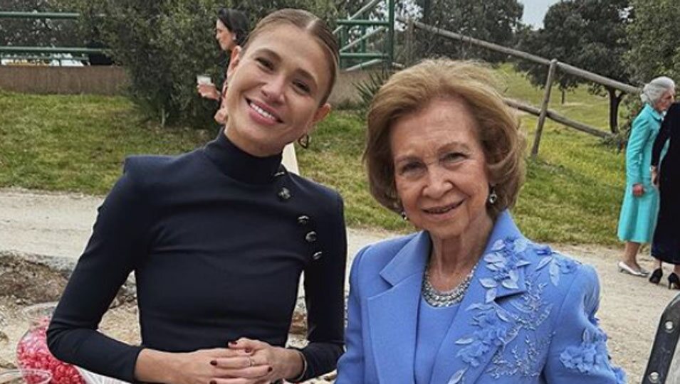 Carla Pereyra y la Reina Sofía en la boda de Almeida y Teresa Urquijo