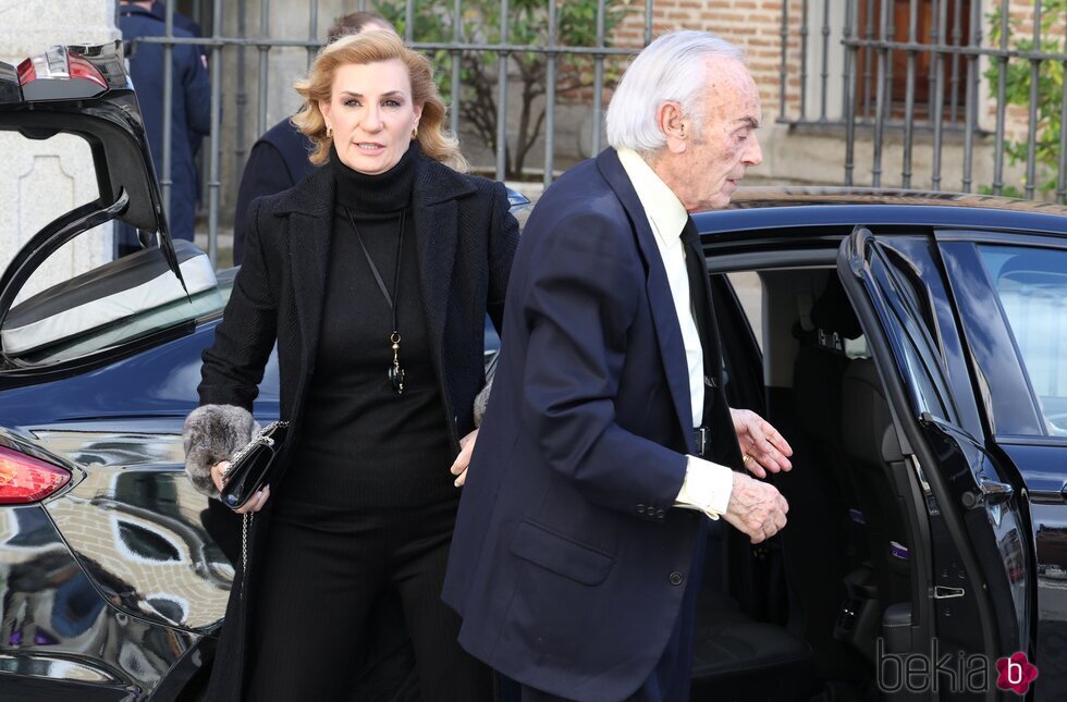 María Zurita y su padre, Carlos Zurita, en el funeral de Fernando Gómez-Acebo