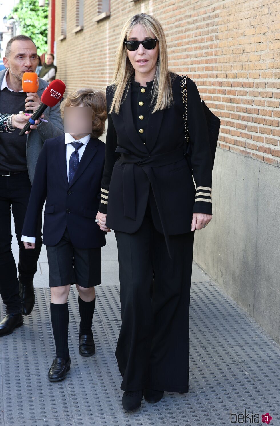 Nadia Halamandari y su hijo Nicolás Gómez-Acebo en el funeral de Fernando Gómez-Acebo