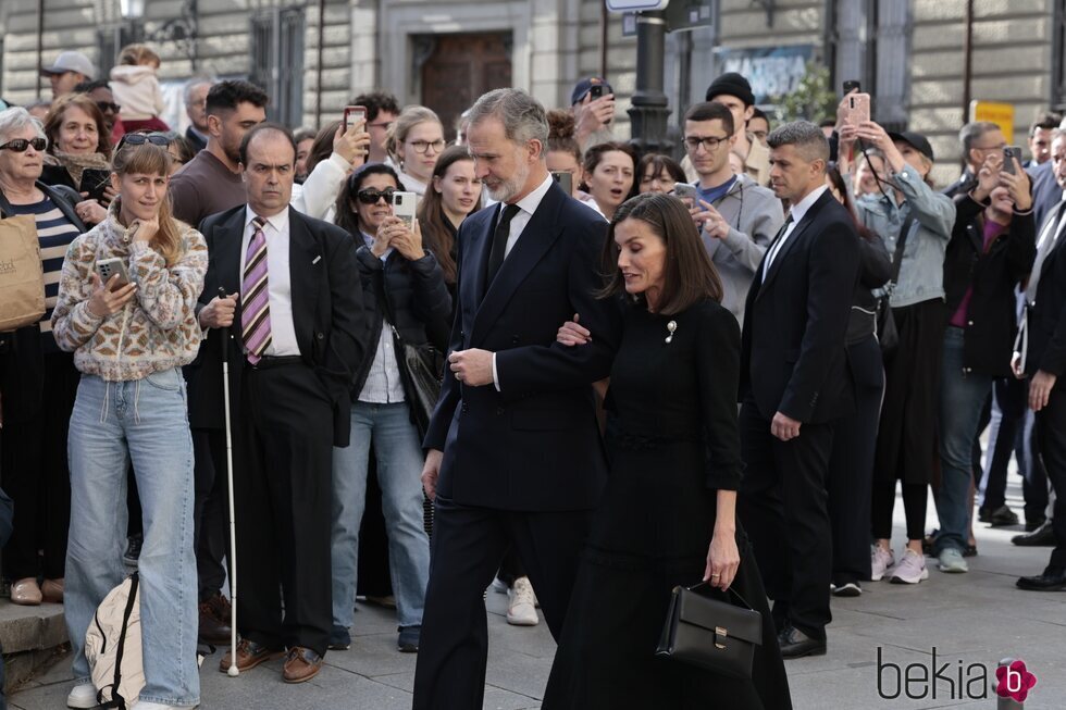 Los Reyes Felipe y Letizia en el funeral de Fernando Gómez-Acebo