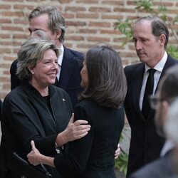 Simoneta Gómez-Acebo y la Reina Letizia se saludan en el funeral de Fernando Gómez-Acebo