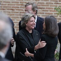 Simoneta Gómez-Acebo y la Reina Letizia se saludan en el funeral de Fernando Gómez-Acebo