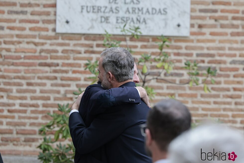 Beltrán Gómez-Acebo y Felipe VI se funden un abrazo en el funeral de Fernando Gómez-Acebo