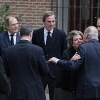 El Rey Juan Carlos saluda a Simoneta Gómez-Acebo en presencia de Juan, Beltrán y Bruno Gómez-Acebo en el funeral de Fernando Gómez-Acebo