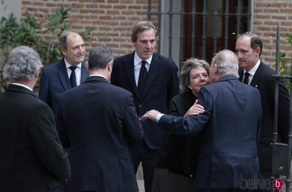 El Rey Juan Carlos saluda a Simoneta Gómez-Acebo en presencia de Juan, Beltrán y Bruno Gómez-Acebo en el funeral de Fernando Gómez-Acebo