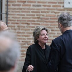 Simoneta Gómez-Acebo y Felipe VI se saludan con cariño en el funeral de Fernando Gómez-Acebo