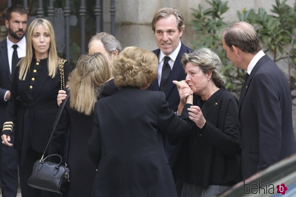 Simoneta Gómez-Acebo besa con cariño a la Reina Sofía en el funeral de Fernando Gómez-Acebo