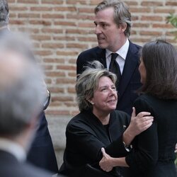 Simoneta Gómez-Acebo hace la reverencia a la Reina Letizia en la misa funeral por Fernando Gómez-Acebo