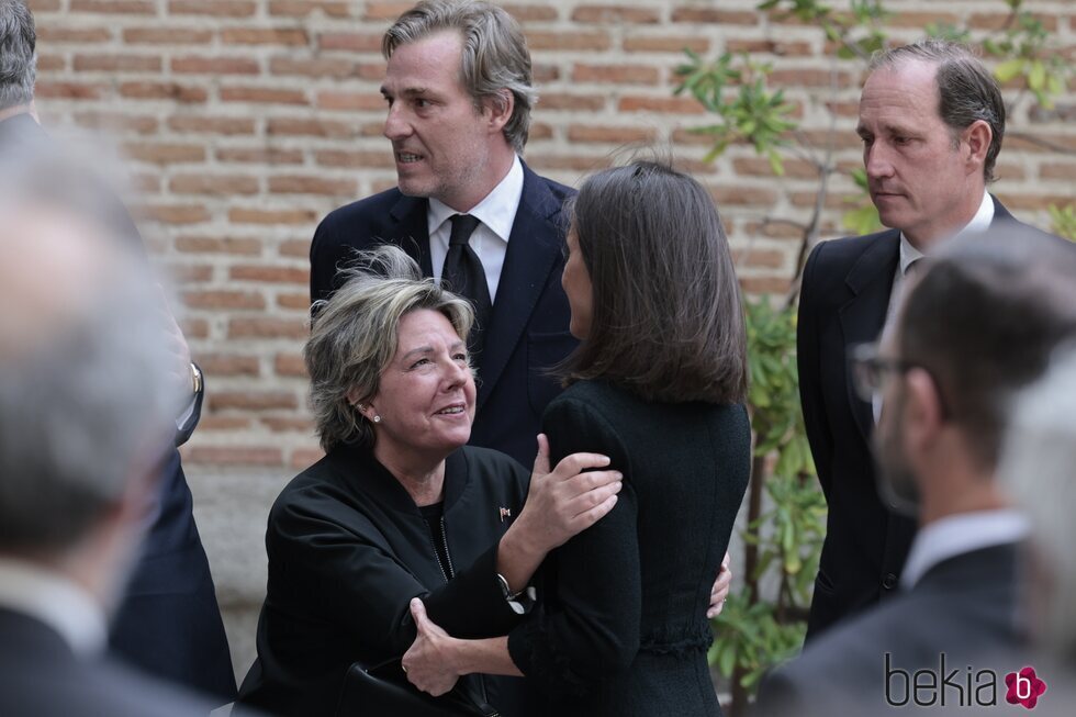 Simoneta Gómez-Acebo hace la reverencia a la Reina Letizia en la misa funeral por Fernando Gómez-Acebo