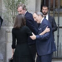 La Reina Letizia y Juan Gómez-Acebo se saludan en la misa funeral de Fernando Gómez-Acebo 