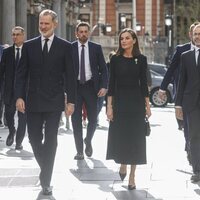 Los Reyes Felipe y Letizia y Camilo Villarino en la misa funeral de Fernando Gómez-Acebo